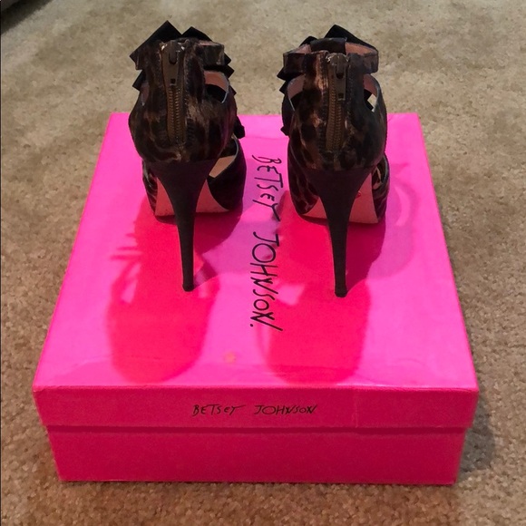 Betsey Johnson Ivón Leopard Satin - Picture 3 of 3